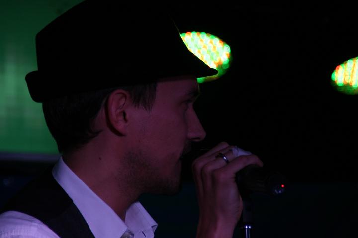 2008-11-28 M3_live at replugged 146.jpg